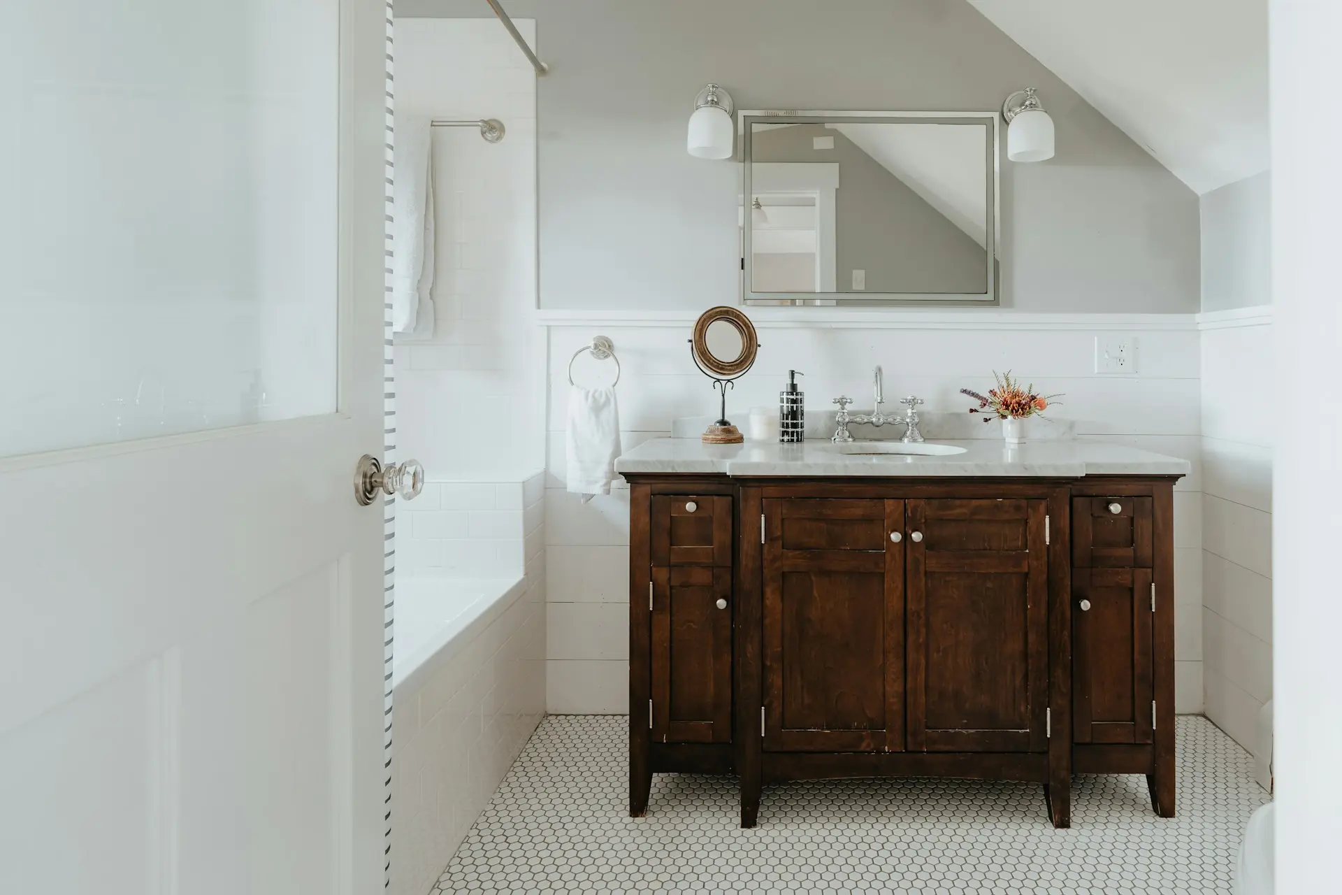 Custom Bathroom Vanities in Chicago: Fit, Storage, and Fabrication Choices